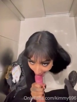Kimmy696 blowjob in elevator